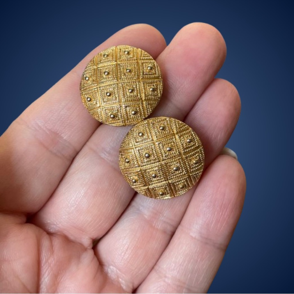 Signed vintage Monet textured goldtone disc clip earrings 9-5 career